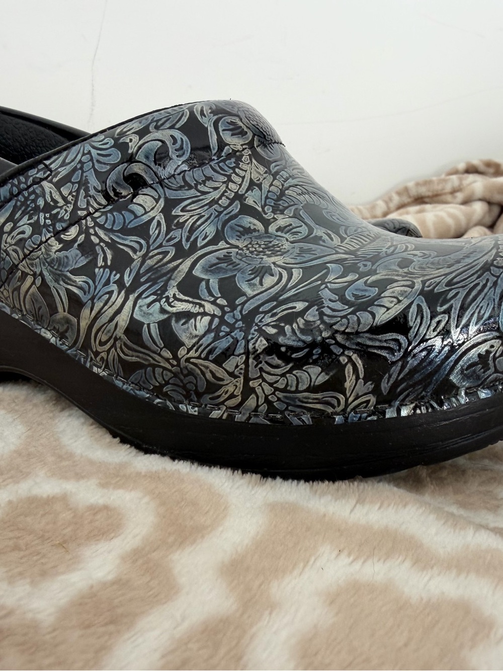 Dansko Women's Metallic Black Floral Clogs 38 - Picture 3 of 7
